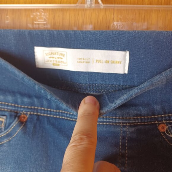 Levi Strauss Signature Women's Totally Shaping Pull-On Skinny Jeans - Picture 2 of 6